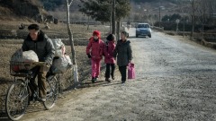 朝鲜人民在道路上行走