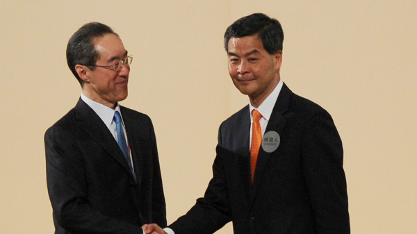 香港候任行政长官梁振英 2012年3月25日，香港行政长官选举结果公布前，香港行政长官当选人梁振英（右）与香港行政长官候选人唐英年（左）握手。
