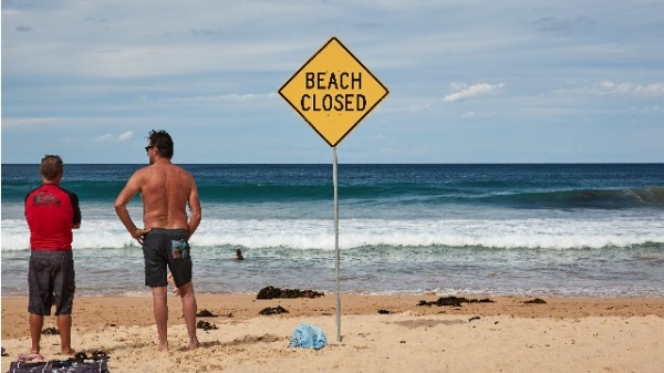 2020年12月22日，因為疫情，澳洲悉尼一處海灘豎起「海灘關閉」的告示牌
