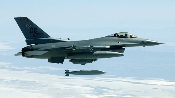 美国空军F-16C战斗机抛射AGM-154联合距外武器