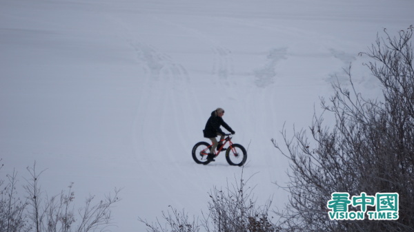 有人在湖面上踩自行车