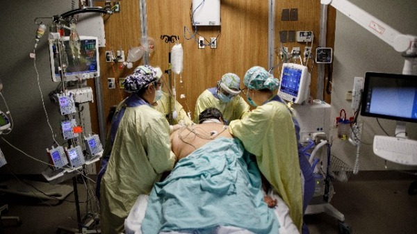 4月29日，加拿大某醫院ICU病房內 醫生在搶救染疫病人