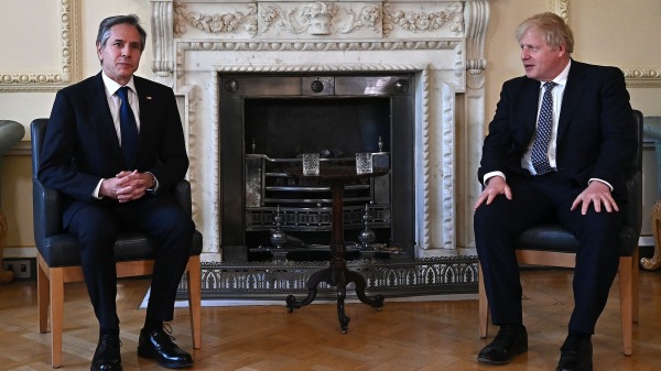 2021年5月4日，美國國務卿布林肯在倫敦與英國首相約翰遜會面（圖片來源：BEN STANSALL/POOL/AFP via Getty Images)）
