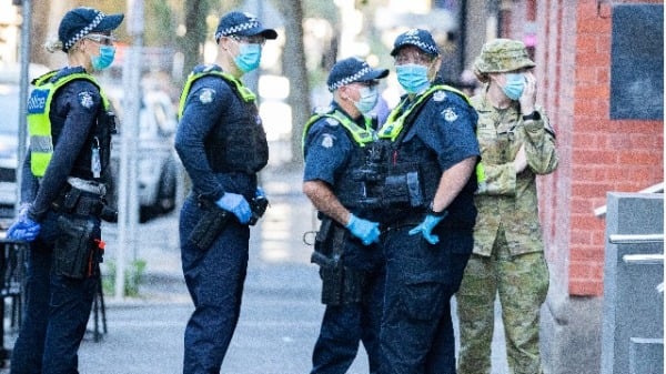 2021年4月8日，几名戴着口罩的澳洲维多利亚警察和一名军官在洲际酒店外