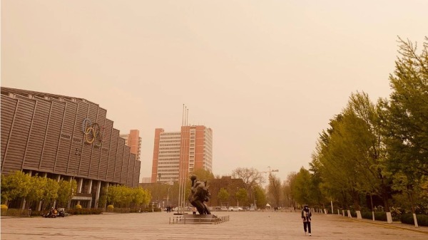 中國大陸北方多個城市日前迎來新一輪沙塵天氣（圖片來源：微博）