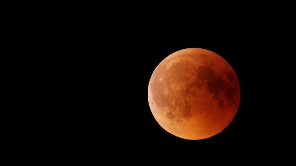 全食阶段时，月面完全隐没在地影内，呈现暗淡的红铜色。