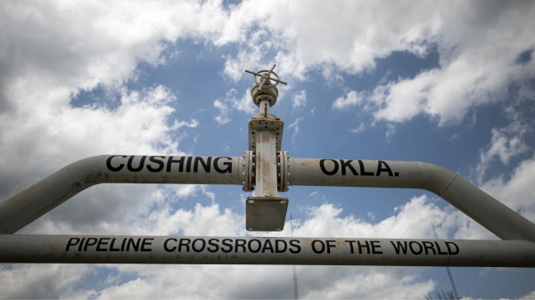 图为经过俄克拉荷马州的美国输油管道。（图片来源：Johannes Eisele/AFP via Getty Images）