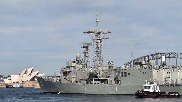 2015年3月6日，澳大利亚的制导导弹护卫舰HMAS墨尔本号停泊在悉尼港。