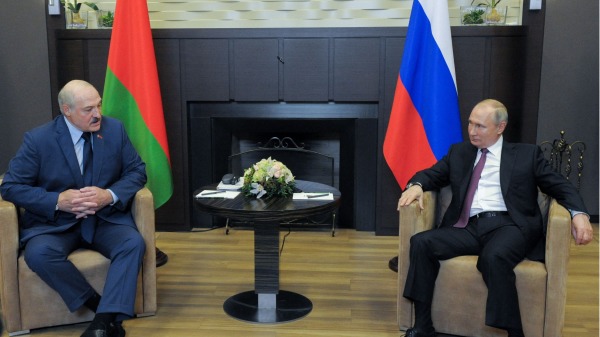 2021年5月28日，俄罗斯总统弗拉迪米尔・普京（Vladimir Putin，右）在索契会见了白俄罗斯总统亚历山大・卢卡申科（Alexander Lukashenko）。