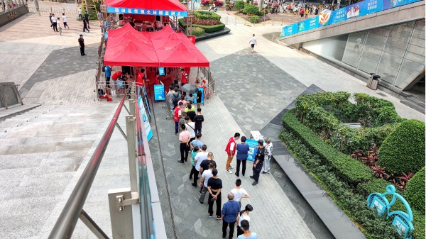 这张于 2021 年 6 月 6 日拍摄的照片显示，在广东省深圳市，人们排队接受 Covid-19 冠状病毒的核酸检测。