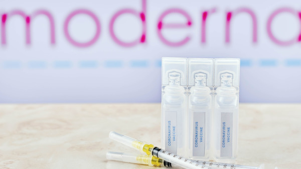 美國食藥監督局（FDA）批准使用的摩德納（Moderna）COVID-19病毒疫苗封裝製劑小瓶和注射器