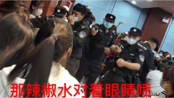 南京師範大學中北學院學生遭警方暴力鎮壓（圖片來源：網路）