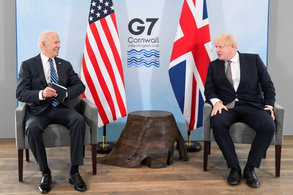 2021年6月10日，美国总统拜登（左）在欧洲之行第一站中和英国首相约翰逊（右）会面。