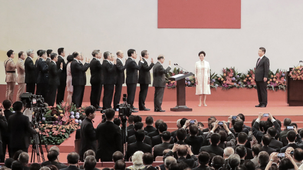 2017年7月1日，習近平為香港特區第五屆政府就職禮監誓。（圖片來源：香港政府新聞處）