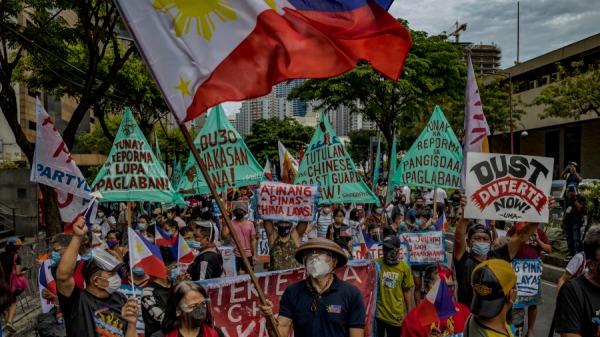 6月12日，菲律宾民众在中国大使馆前抗议。