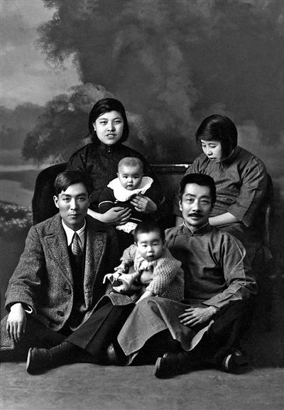 魯迅（前排右一）全家與馮雪峰（前排左一）全家，攝於上海，1931年4月20日。魯迅抱著的孩子是周海嬰，身後是其伴侶許廣平。