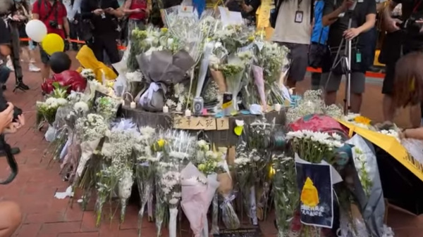 6月15日是梁凌杰逝世兩周年，太古廣場外花圃陸續有巿民前往悼念。（圖片來源：看中國直播截圖）