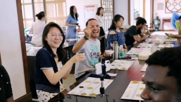 成都电子科技大学在端午节活动中，为每个外籍男留学生配了一名中国女生（图片来源：网络）