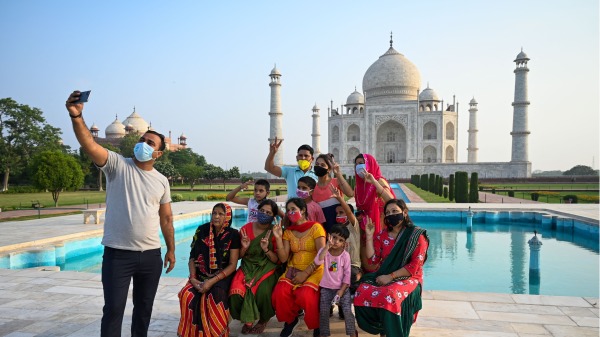2021年6月16日，印度政府放松了阿格拉（Agra）Covid-19疫情限制措施，重新开放泰姬陵观光，一群游客在拍照留念。