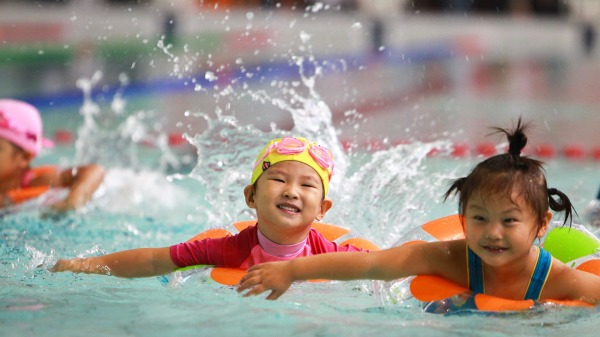 示意图：中国小孩子游泳（图片来源：Getty Images）