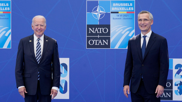 图为2021 年 6 月 14 日，在北约总部布鲁塞尔举行的北约峰会上，乔．拜登（Joe Biden，左）受到北约秘书长延斯．斯托尔滕贝格（Jens Stoltenberg，右）的欢迎。