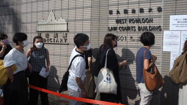 6月19日，壹傳媒行政總裁張劍虹、《蘋果》總編輯羅偉光在西九龍裁判法院提堂，市民場外聲援。