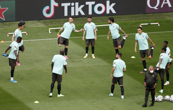 2021年6月14日，葡萄牙球員在在匈牙利布達佩斯普斯卡斯競技場舉行的2020年歐洲盃F組比賽前的葡萄牙訓練課上熱身。