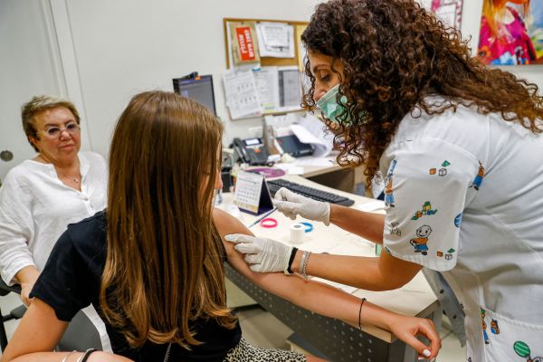2021年6月21日，一名以色列少女在接種輝瑞疫苗。
