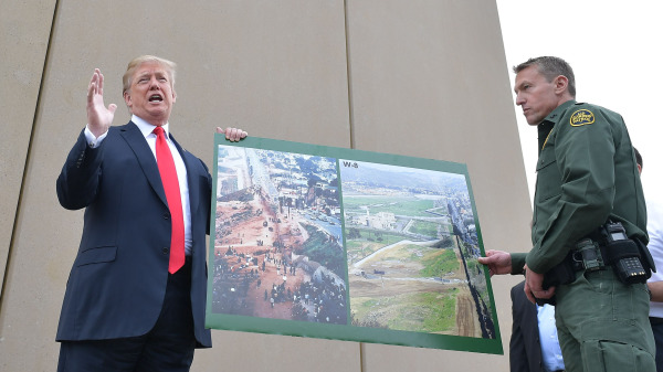 美國總統唐納德．川普（特朗普）（Donald Trump）和首席邊境巡邏特工羅德尼．斯科特（Rodney Scott）就修建邊境牆前後的海報做出說明