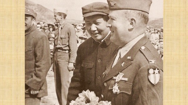 美军中缅印战区驻延安观察组组长包瑞德上校（右一）与毛泽东（右二）