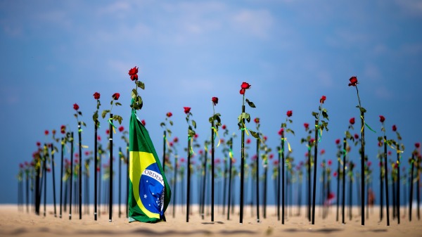 6月20日，在巴西里约热内卢科帕卡巴纳海滩ONG Rio de Paz举办了一场活动，悼念巴西COVID-19确诊患者死亡人数超过了50万。