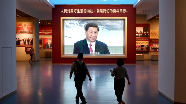 “中共历史展览馆”内的大萤幕播放着中国国家主席习近平发表相关谈话的影片。