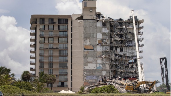 6月26日，佛州邁阿密大廈坍塌事件死亡人數已上升至5人，失蹤人數上升至156人。（圖片來源：Joe Raedle/Getty Images）