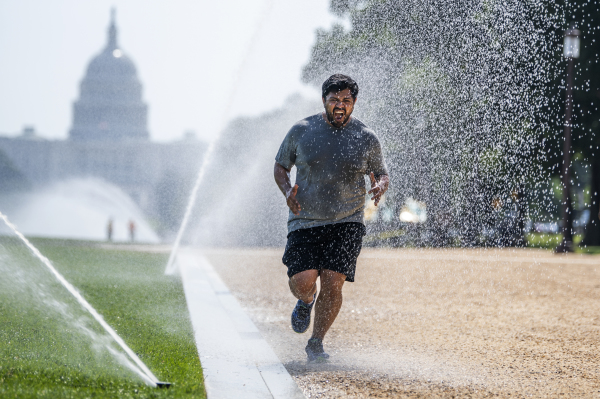 高温下，一名男子在美国首府国家大草坪边跑步