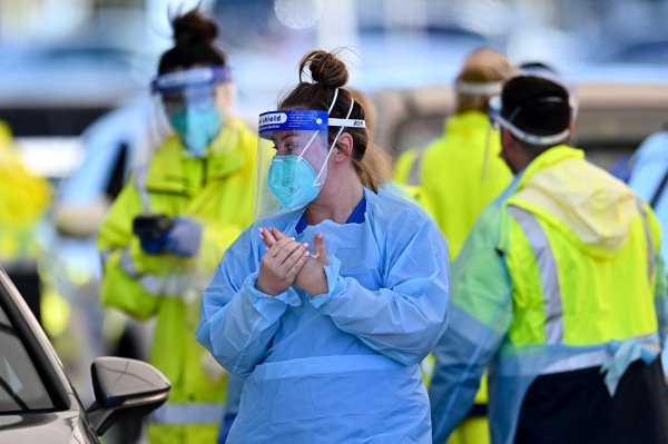 2021年6月27日，悉尼圣文森特医院免下车测试COVID-19，这是为期两周的疫情封锁的第一天，以遏制高传染性Delta变种病毒爆发。