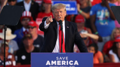 川普首次集會批拜登向中共「鞠躬」(圖)