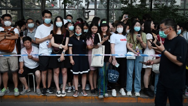  6月28日，北京市民聚集观看中共百年党庆的烟花。