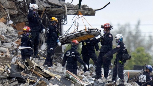 6月28日，搜救人员在迈阿密倒塌公寓现场继续搜救4