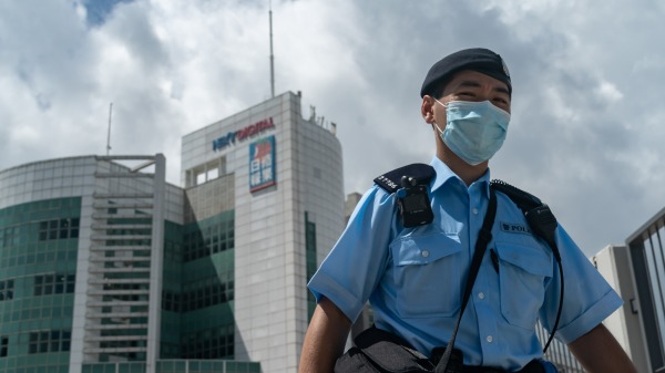 今年6月17日，500名港警闯入苹果日报大楼。《苹果日报》同月在打压下被迫关闭。（图片来源：Anthony Kwan/Getty Images）