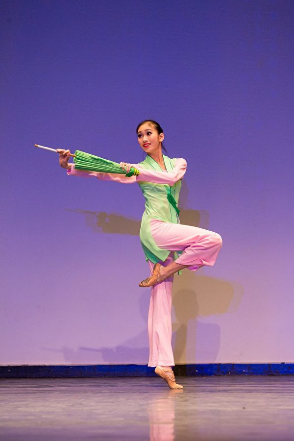 连旭认为，作为一个舞蹈演员，必须学会表演。　