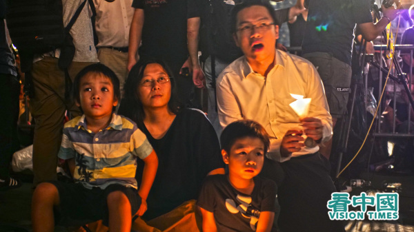 2019年6月4日，香港人家長帶著孩子在維園參加六四燭光晚會。（圖片來源：龐大衛/看中國）
