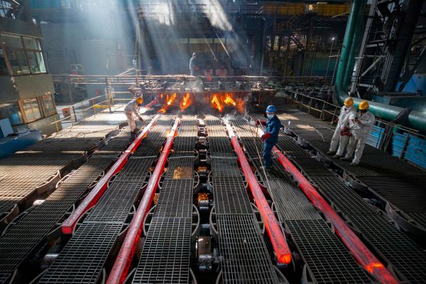 江苏省连云港的一家钢铁厂，工人正在制造铁条。