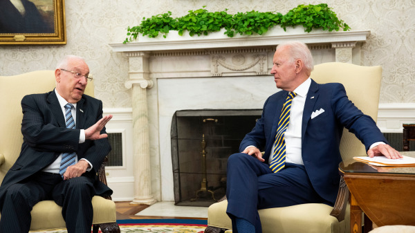 乔．拜登（Joe Biden）在白宫的椭圆形办公室会见以色列总统鲁文．里夫林（Reuven Rivlin）