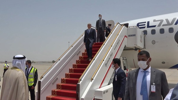 6月29日，以色列外交部长亚伊尔・拉皮德乘机抵达阿联酋阿布扎比机场。