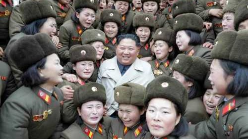 2019年11月24日，朝鮮領導人金正恩訪問第5492部隊女兵中隊。