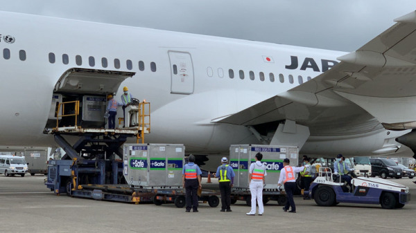 日本航空的JL809班机载运疫苗并自成田机场起飞，下午1时58分抵达了台湾桃园机场。