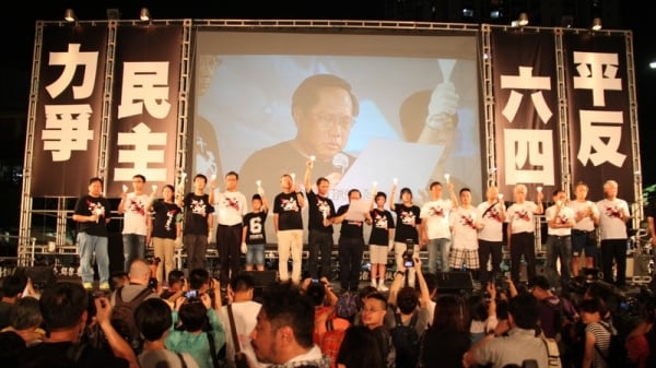 2020年之前，香港支联会每年都会在维多利亚公园举行六四烛光晚会，成为中华大地上唯一合法悼念六四的集会。每次集会都有数万至十多万港人参加，也是全球最大的六四悼念活动。（图片来源：中央社）