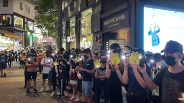 2021年6月4日，香港政府派出大量警力封锁维多利亚公园，禁止市民入内悼念六四。港人手持蜡烛和手机灯聚集在铜锣湾悼念六四。