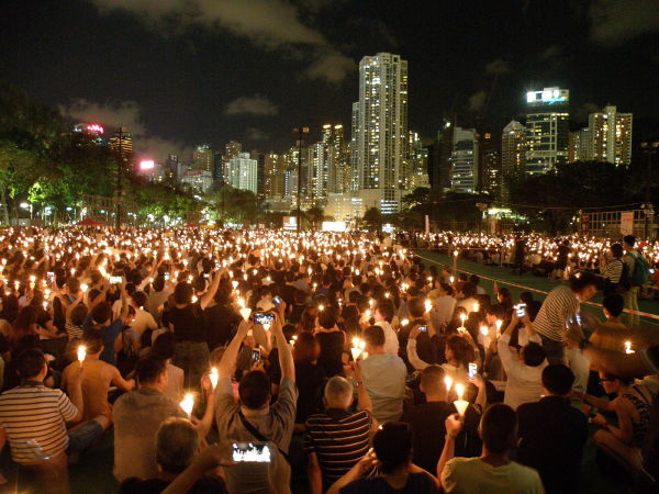 過去30年，香港市民都會在6月4日夜晚聚集在維多利亞公園悼念六四。（圖片來源：公有領域）