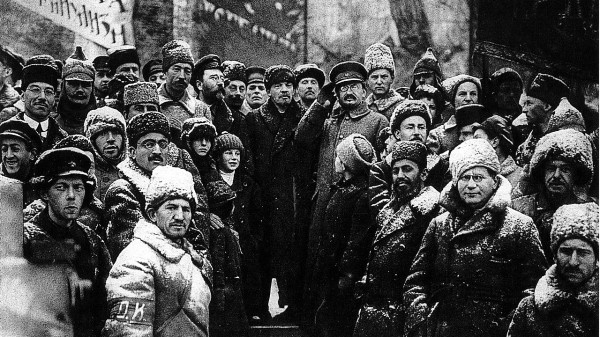 1919年11月7日，列宁、加米涅夫、托洛斯基等领导人在莫斯科红场参与纪念十月革命两周年活动